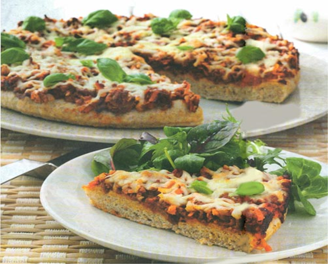 Deep pan-pizza med kødsauce og basilikum