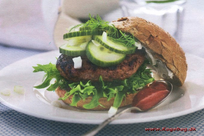 Burger med hjemmelavet agurkesalat