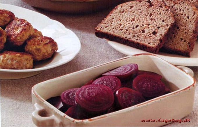 Frikadeller med rugbrød og syltede rødbeder