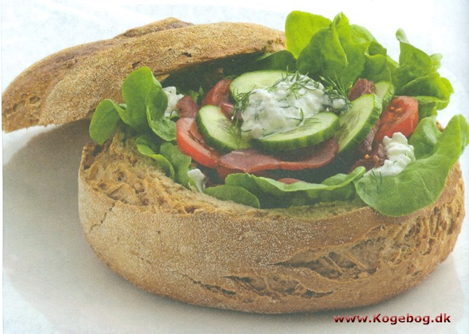 Picnicbrød med salat og skinke