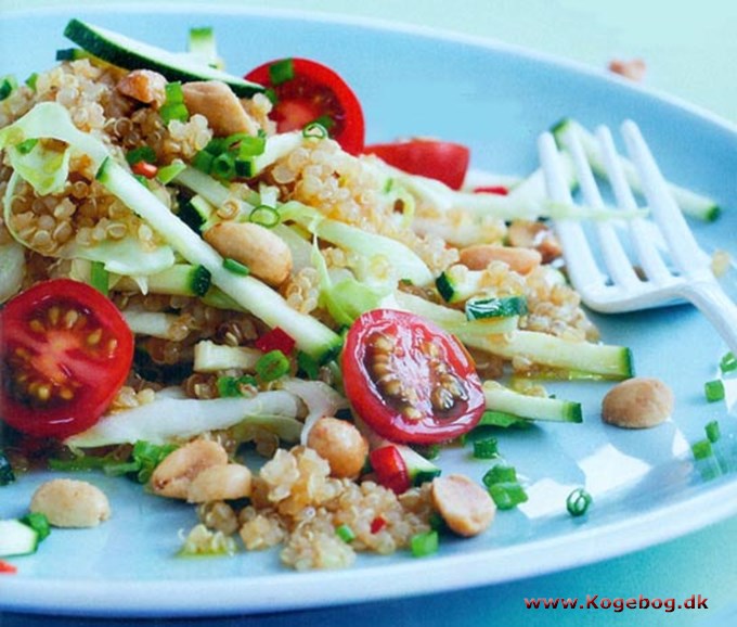 Quinoa-salat med sojamarinade, chili, grønt og peanuts