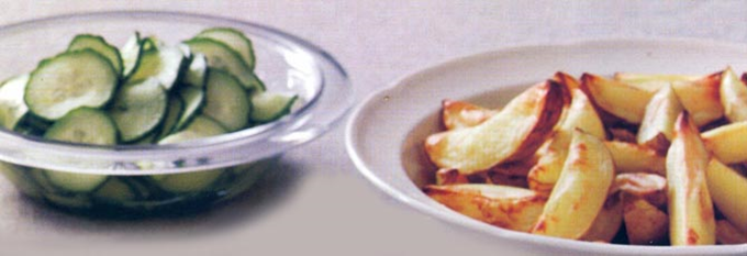 Stegt kylling med ovnbagte kartoffelbåde og agurkesalat
