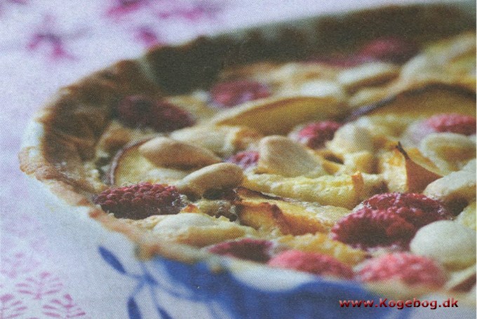 Tærte med mazarin-creme, fersken og hindbær