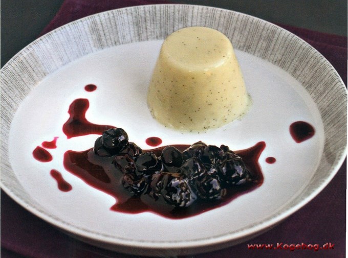 Vanilje-panna cotta med blåbærsauce
