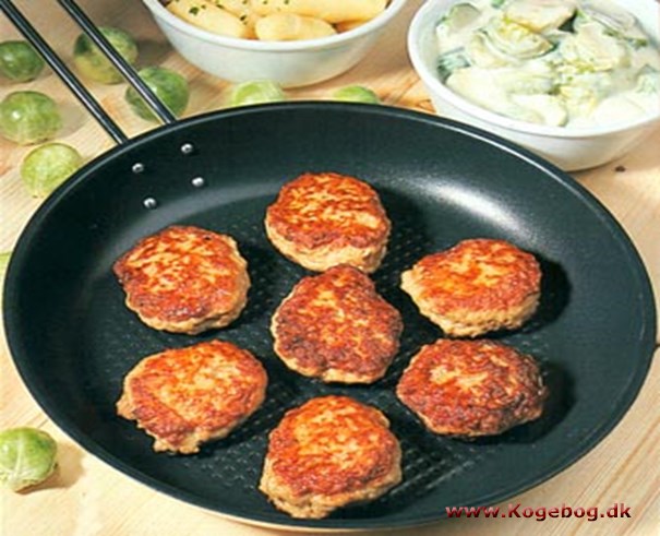 Frikadeller med stuvet rosenkål