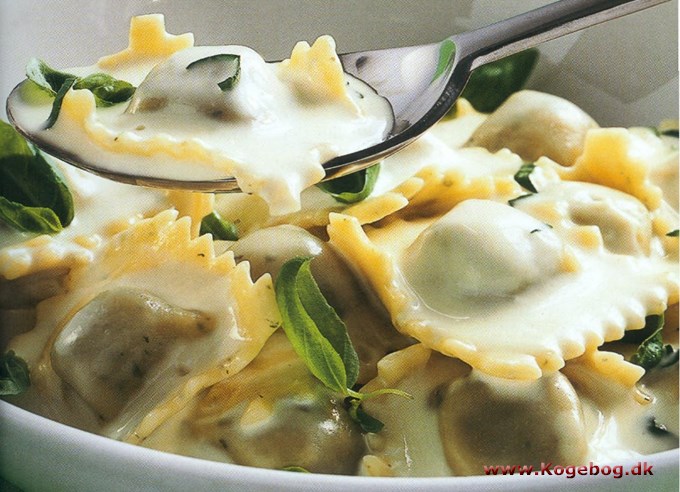 Ravioli med basilikum-flødesauce