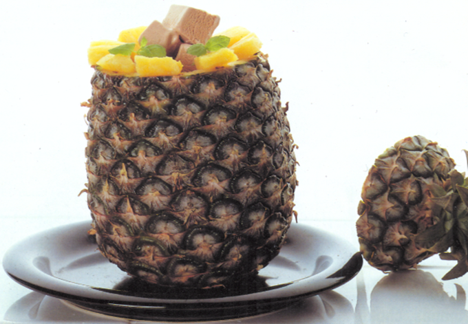 Ananas fyldt med chokoladeis