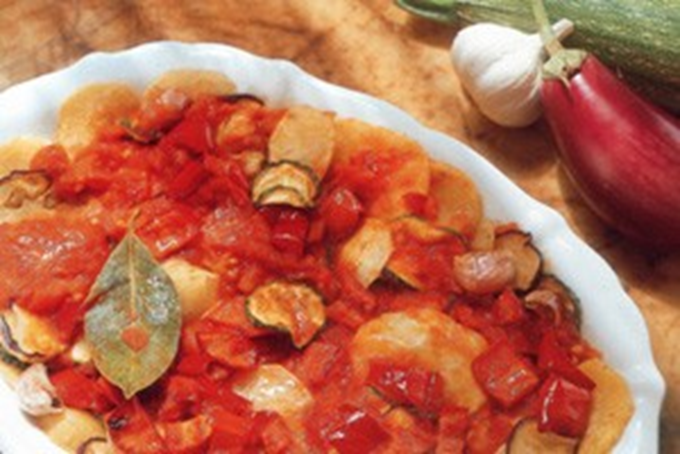 Auberginegratin med tomatsauce