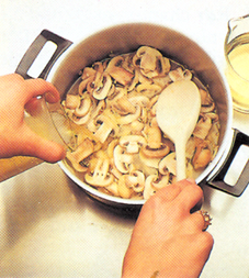 Champignonsuppe med rejer og butterdejslåg