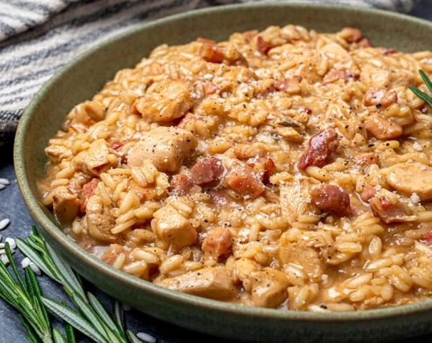 Risotto med pølser og bacon