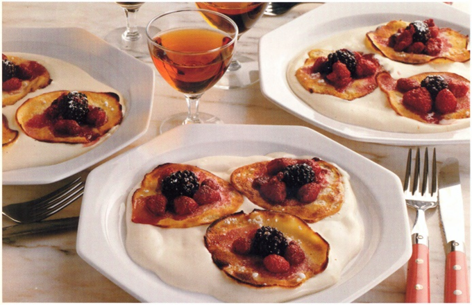 Soufflépandekager med bær og honningcreme