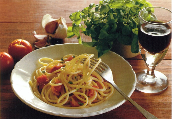 Spaghetti med rå tomatsauce