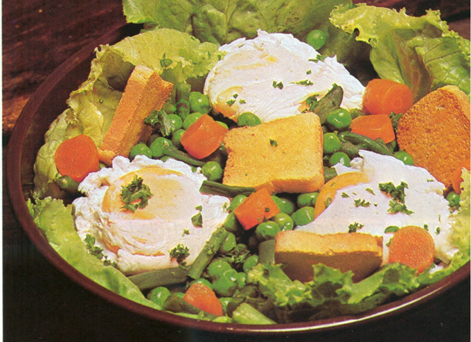 Salat med ærter og pocherede æg
