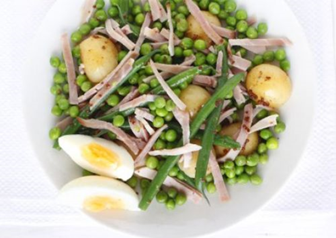 Salat med æg og skinke
