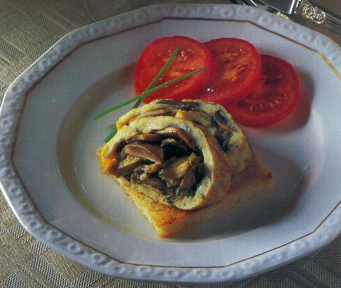 Champignon-omelet på toastbrød