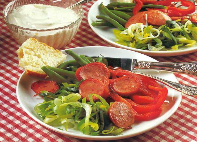 Salat med bratwurst og bønner