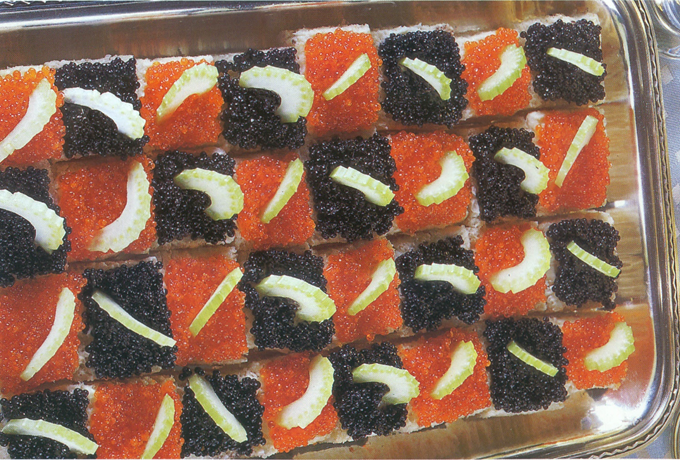 Skaktern med rød og sort kaviar