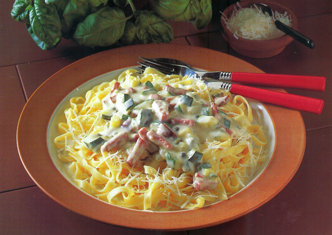 Fettuccine med salami og squash