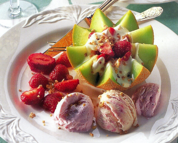 Galiamelon med jordbær og is