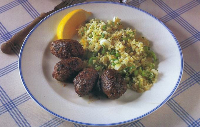 Græske frikadeller med bulgursalat - altid bedst på Kogebog.dk 💘