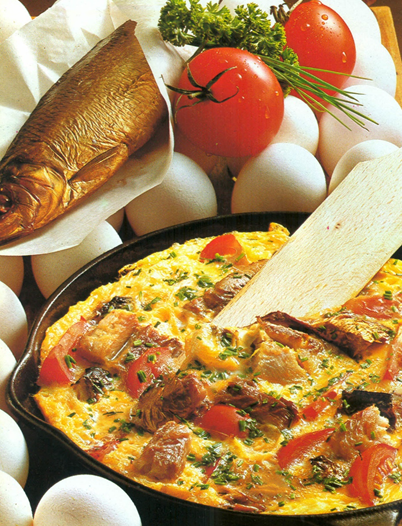 Omelet med røget fisk og tomater