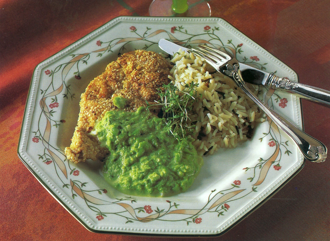 Sesamschnitzel med ærte- og karsesauce