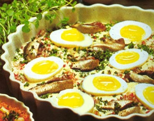 Smilende æg med sild eller bacon