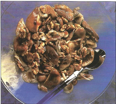Blandede svampe med valnødder