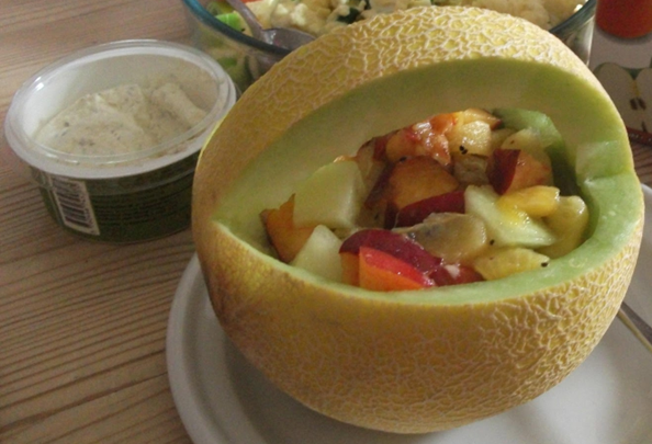 Melonkurv med frugtsalat og yoghurt – for børnekokke