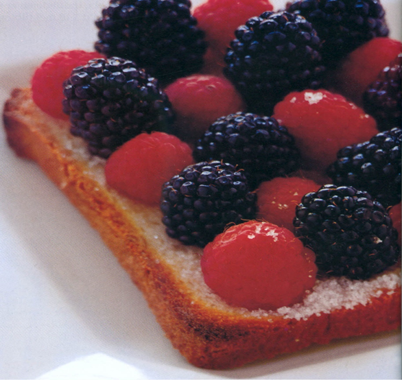 Sød toast med bær – for børnekokke