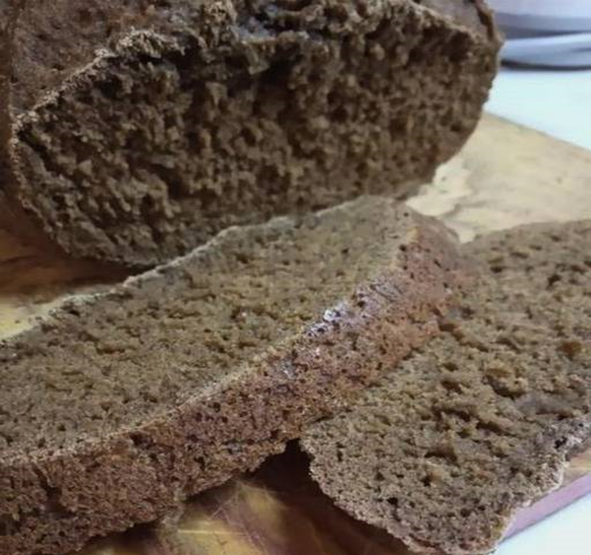 Fuldkornsbrød med malt i en brødmaskine