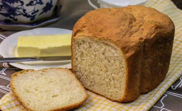 Hvidt brød i en brødmaskine