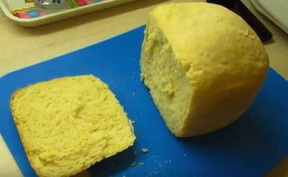 Hvidt brød med kefir i en brødmaskine