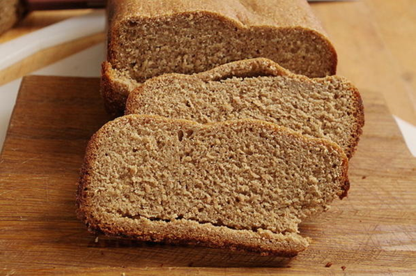 Rugbrød med tørgær i en brødmaskine