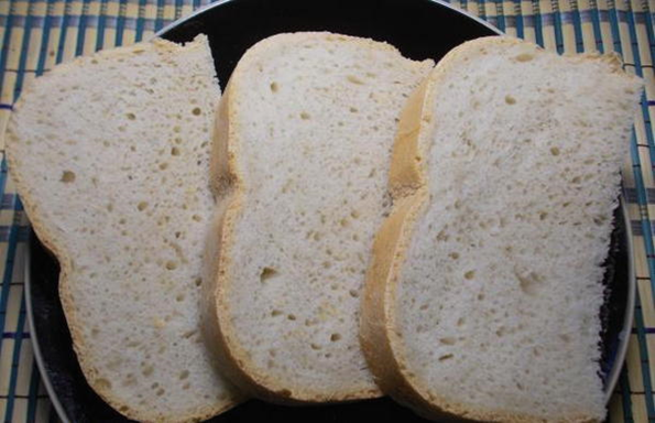 Surdejs hvidt brød i en brødmaskine
