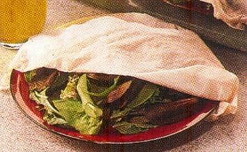 Kyllinge- og tortillasalat