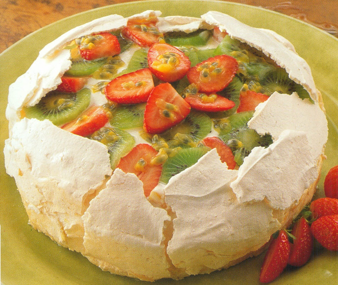 Frugtfyldt pavlova dessert