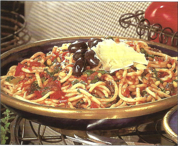 Makaroni med rucola og tomat