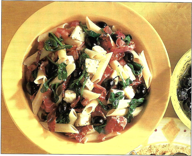 Pennepasta med tomat, oliven og rucola