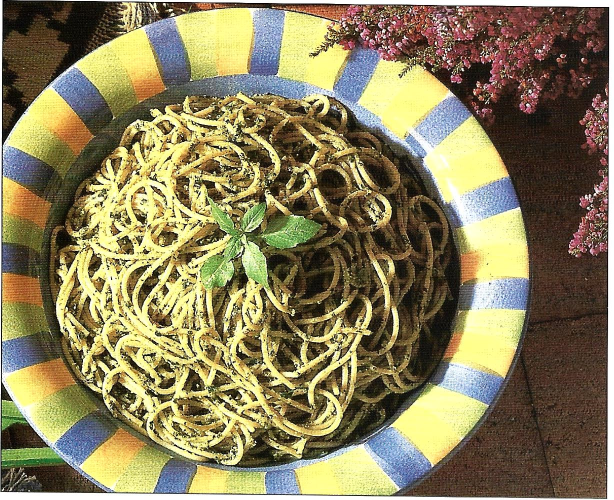Spaghetti med hvidløgs- og basilikumpesto