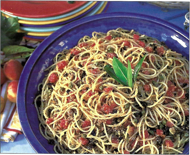 Spaghetti med oliven og kapers