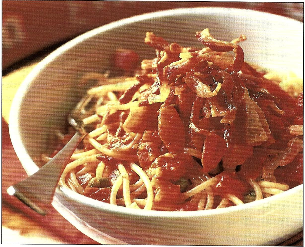 Spaghetti med tomat- og kaperssauce