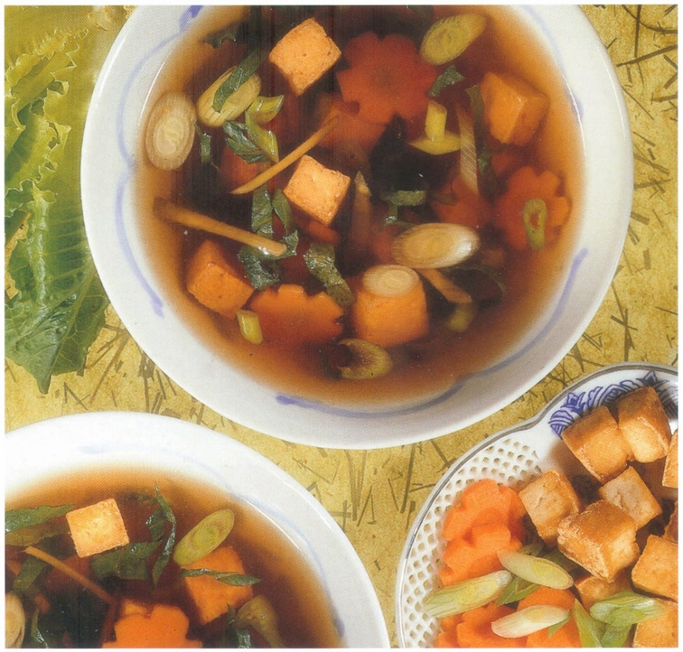 Suppe med salat og tofu