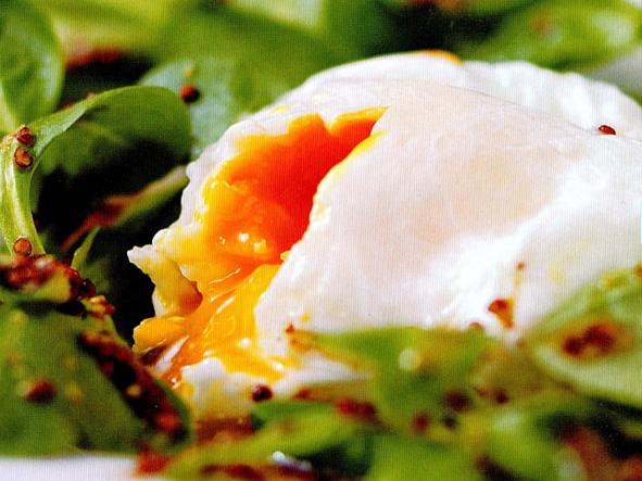Pocheret æg på feldsalat - Let og lækkert