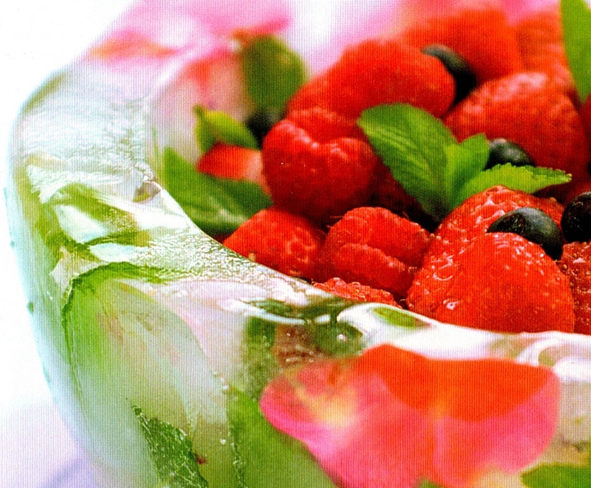 Salat af røde frugter i isskål - Let og lækkert