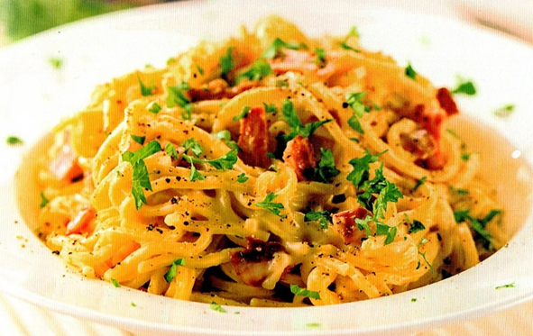 Spaghetti med bacon og fløde - Let og lækkert
