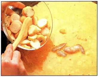 Malaysisk krydret suppe med risnudler, fisk og rejer