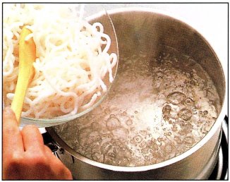 Malaysisk krydret suppe med risnudler, fisk og rejer