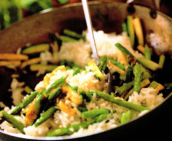 Wokstegte ris med grønne grønsager