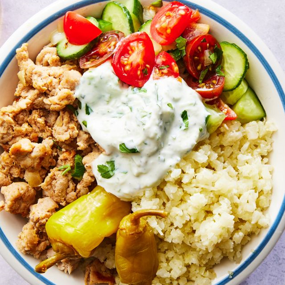 Græsk gyros med kalkun, grønsager og tzatziki